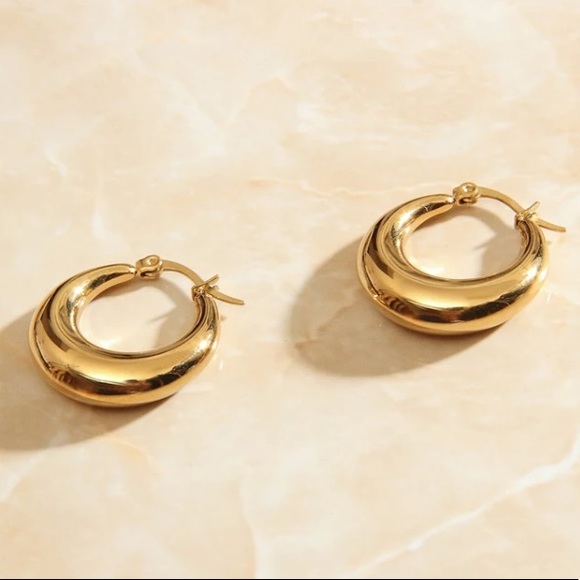 🌙Insta 18K gold Plated hoop earrings - Picture 3 of 5